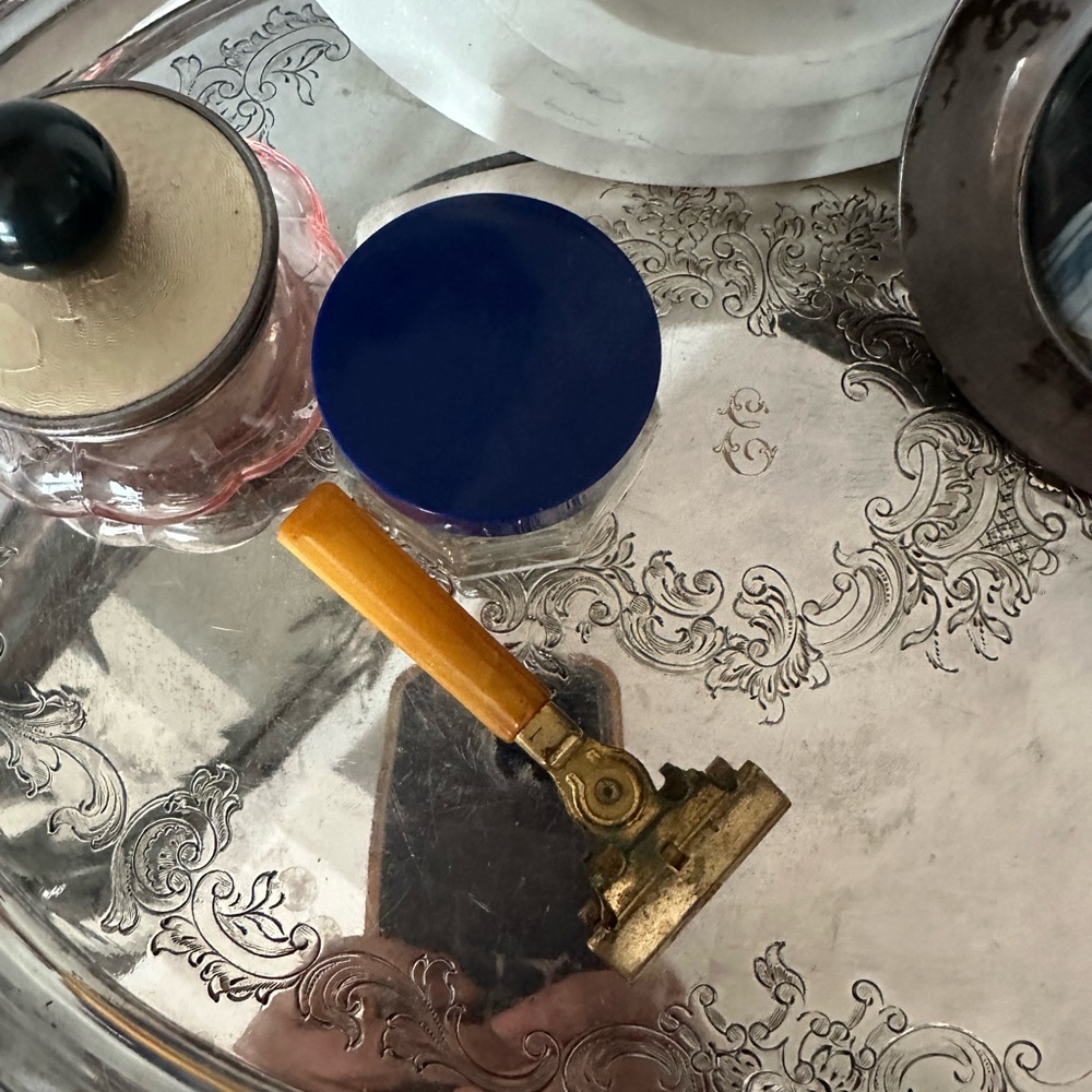 1937 Amber Bakelite Razor Grip